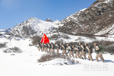 西藏山南军分区某团官兵巡逻路上学习感悟党的二十大精神